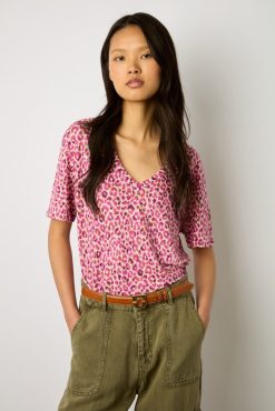 Gerard Darel Tshirt V Imprime Leopard Fuchsia - Misha | Tops & Sweats