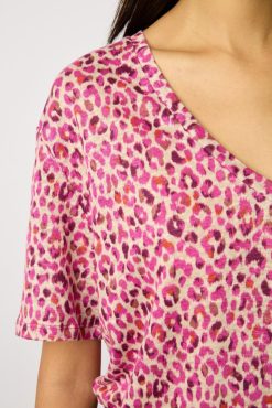 Gerard Darel Tshirt V Imprime Leopard Fuchsia - Misha | Tops & Sweats